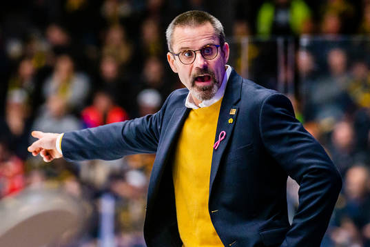 Skellefteås tränare Tommy Samuelsson reagerar
