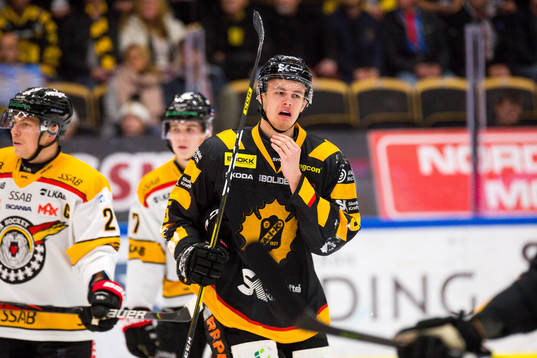 Skellefteås Philip Broberg fick en klubba i ansiktet