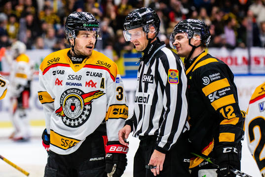Luleås Oscar Engsund, linjedomare Johannes Käck och