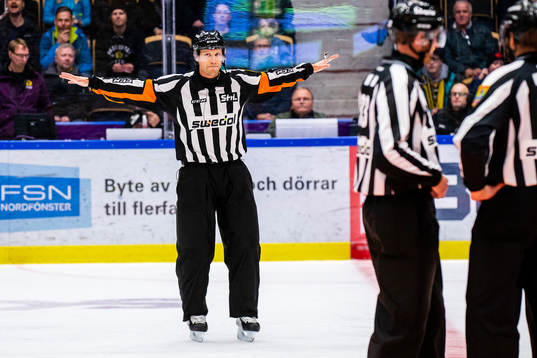 Domare Andreas Harnebring dömer bort Skellefteås 3-2 mål