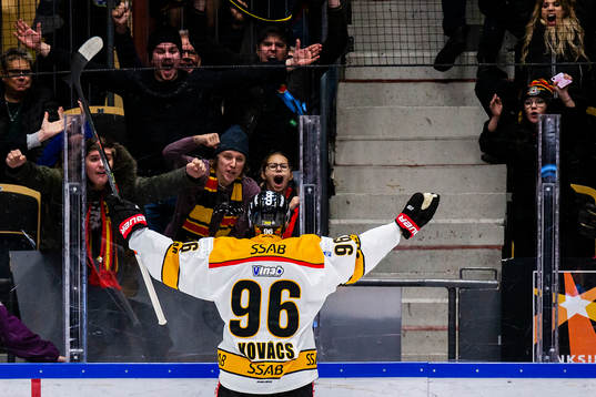 Luleås Robin Kovacs jublar
