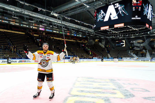 Luleås Robin Kovacs jublar