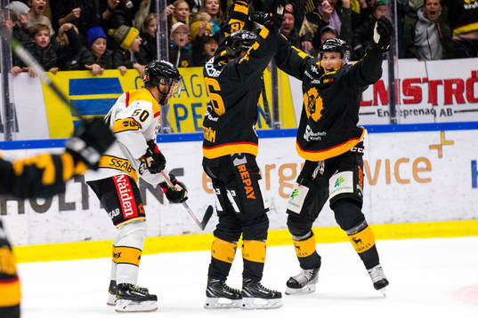 Skellefteås Linus Lindström och Robin Alvarez jublar