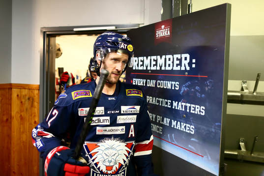 Linköpings Sebastian Karlsson på väg till uppvärmningen