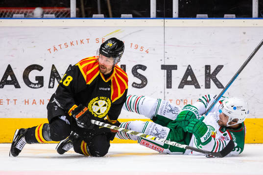 Brynäs Anton Rödin och Rögles Craig Schira