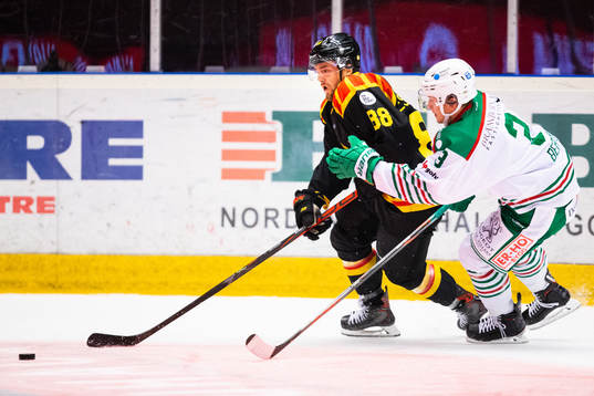 Brynäs Jaedon Descheneau  och Rögles Anton Bengtsson
