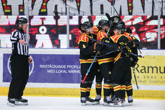 Brynäs Daniel Mannberg jublar med lagkamrater