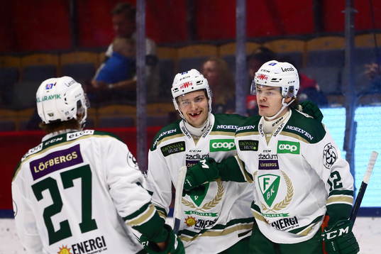 Färjestads Ville Leskinen jublar med lagkamrater
