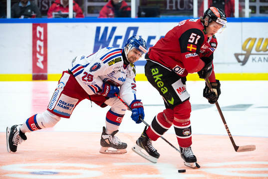 Oskarshamns Johannes Salmonsson och Malmö Redhawks Emil