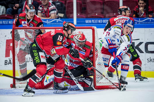 Oskarshamns Filip Sveningsson mot Malmö Redhawks målvakt