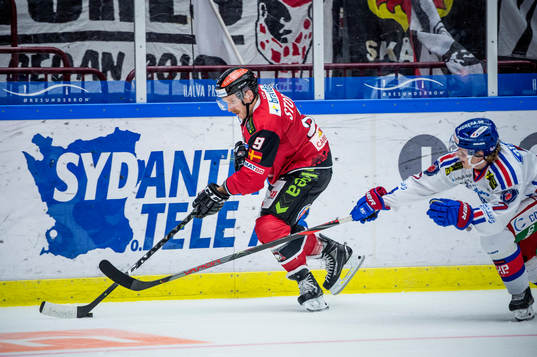 Malmö Redhawks Frederik Storm mot Oskarshamns Isak Pantzare