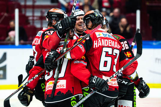 Malmö Redhawks Tobias Ekberg jublar med lagkamrater