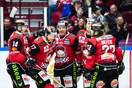 Malmö Redhawks Max Görtz jublar med lagkamrater