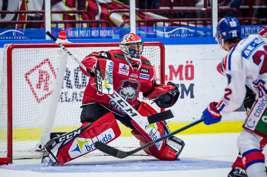 Oskarshamns John Dahlström mot Malmö Redhawks målvakt