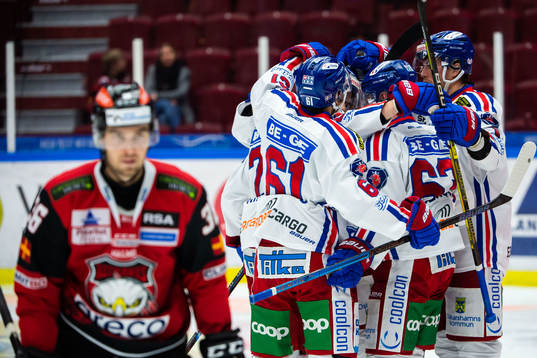 Oskarshamns Henrik Nilsson jublar med lagkamrater