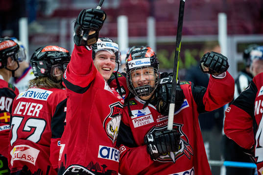Malmö Redhawks Carl-Johan Lerby och Oskar Magnusson jublar