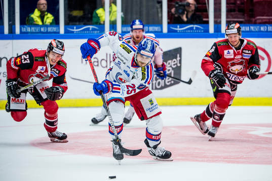 Oskarshamns Johannes Salmonsson jagas av Malmö Redhawks