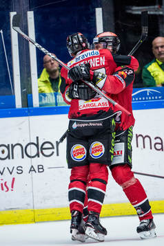 Malmö Redhawks Fredrik Händemark kramar om Matias Myttynen
