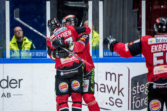 Malmö Redhawks Fredrik Händemark kramar om Matias Myttynen