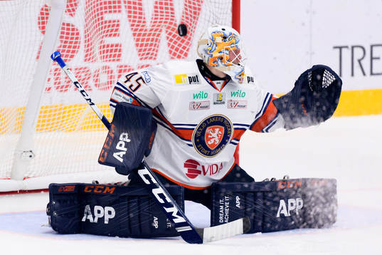 s Simon Önerud (ej i bild) gör 2-0 bakom Växjös