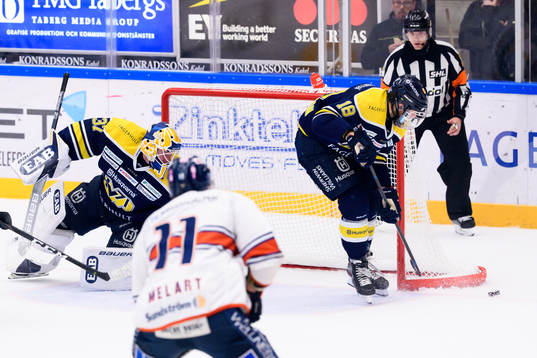 s Joakim Andersson räddar ett skott