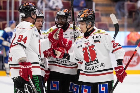 Örebros Kristian Näkyvä (ej i bild)  jublar