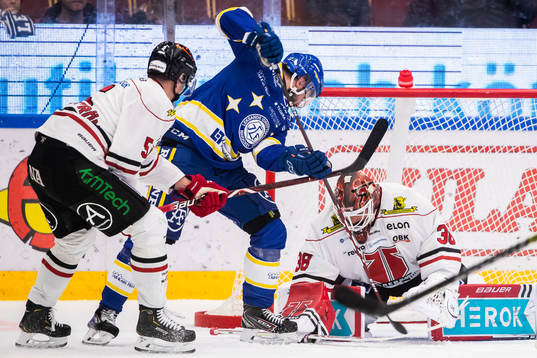 Leksands Mattias Karlsson framför Örebros målvakt