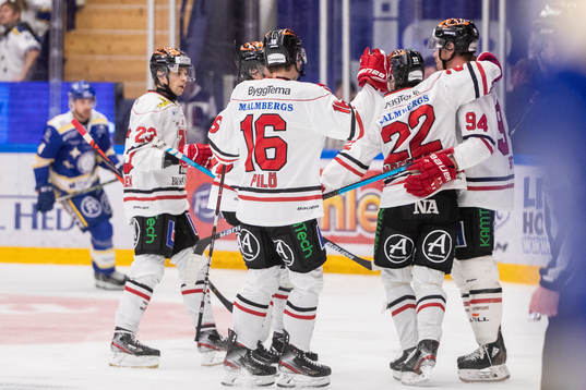 Örebros  spelarna jublar