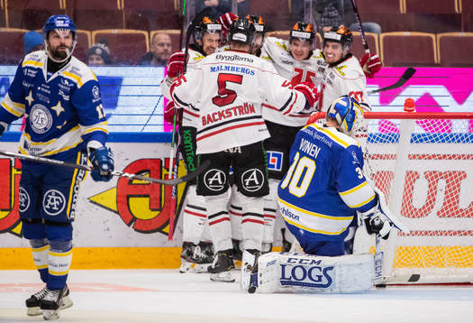 Örebros Ludvig Rensfeldt jublar med lagkamrater