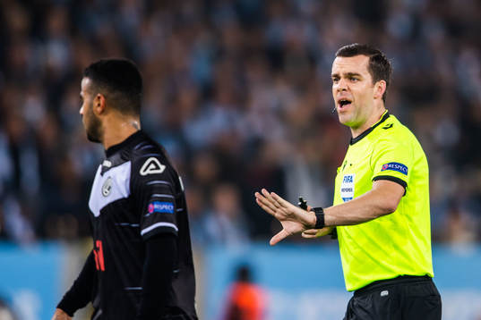 Referee Rob Harvey