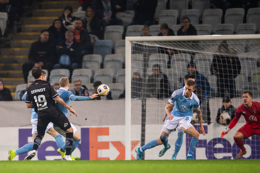 Alexander Gerndt of Lugano scores 2-1