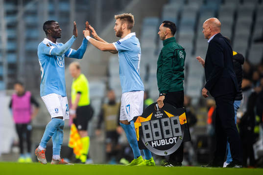 Bonke Innocent changes with Rasmus Bengtsson of Malmö FF