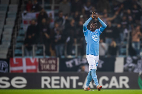 Bonke Innocent of Malmö FF thank the supporters