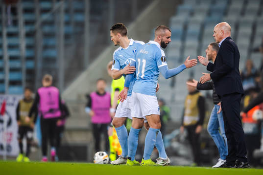 Guillermo Molins changes with Markus Rosenberg of Malmö FF
