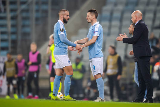Guillermo Molins changes with Markus Rosenberg of Malmö FF