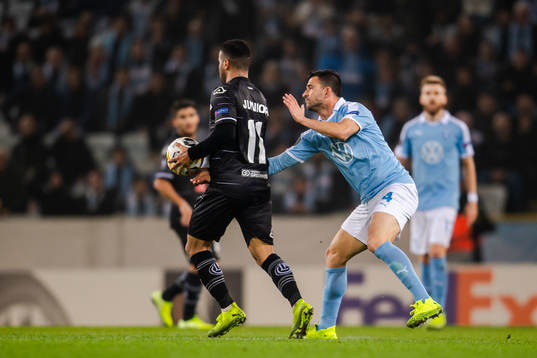 Behrang Safari of Malmö FF in a dispute with Carlinhos