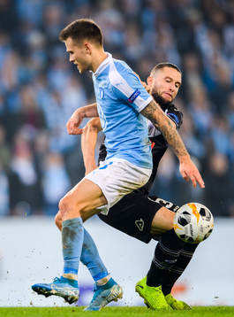 Arnor Traustason of Malmö FF against Fabio Daprela of