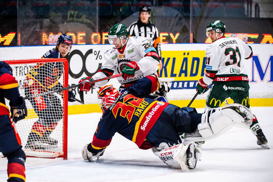 Frölundas Johan Sundström gör 0-2 bakom Djurgårdens