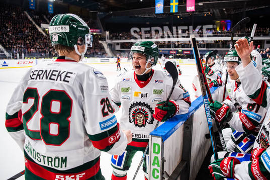 Frölundas Rhett Rakhshani jublar med Johan Sundström