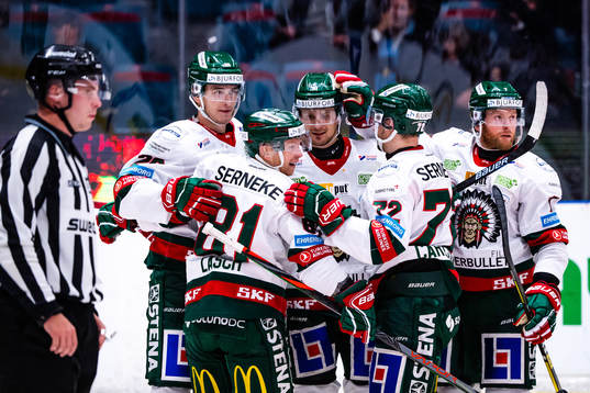 Frölundas Johan Sundström jublar med lagkamrater