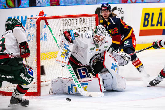 Frölundas målvakt Niklas Rubin räddar