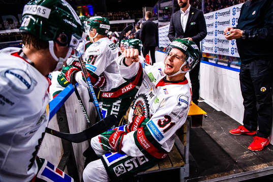 Frölundas Nicklas Lasu jublar med Johan Sundström