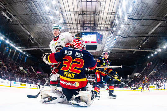 Frölundas Johan Sundström och Djurgårdens målvakt Karri