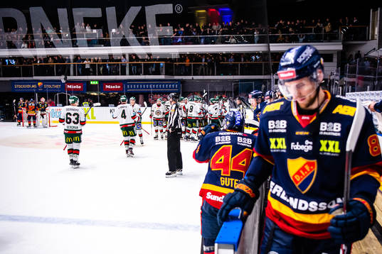 Frölundas spelare jublar medan Djurgårdens spelare deppar