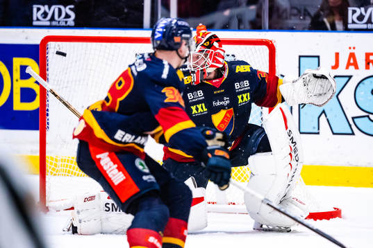Frölundas Jacob Moverare , ej i bild, gör 2-3 bakom