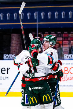 Frölundas Jacob Moverare jublar