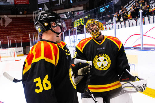 Brynäs Linus Ölund och målvakt Samuel Ersson