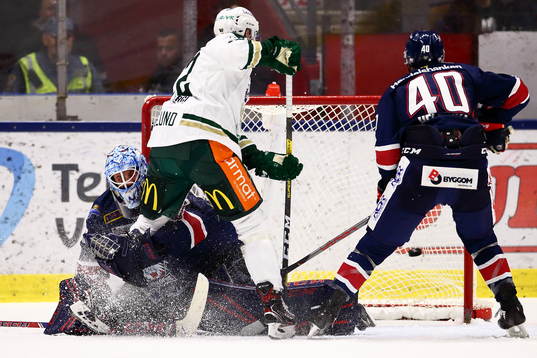 Färjestads Per Åslund gör mål 3-4 på Linköpings