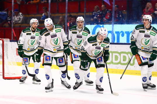 Färjestads Ville Leskinen med sina lagkamrater