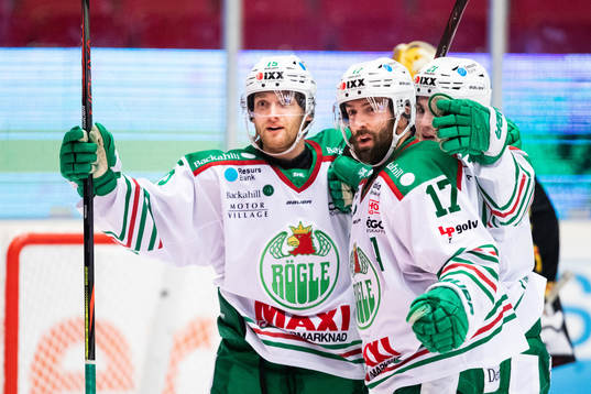 Rögles Simon Ryfors (v) jublar